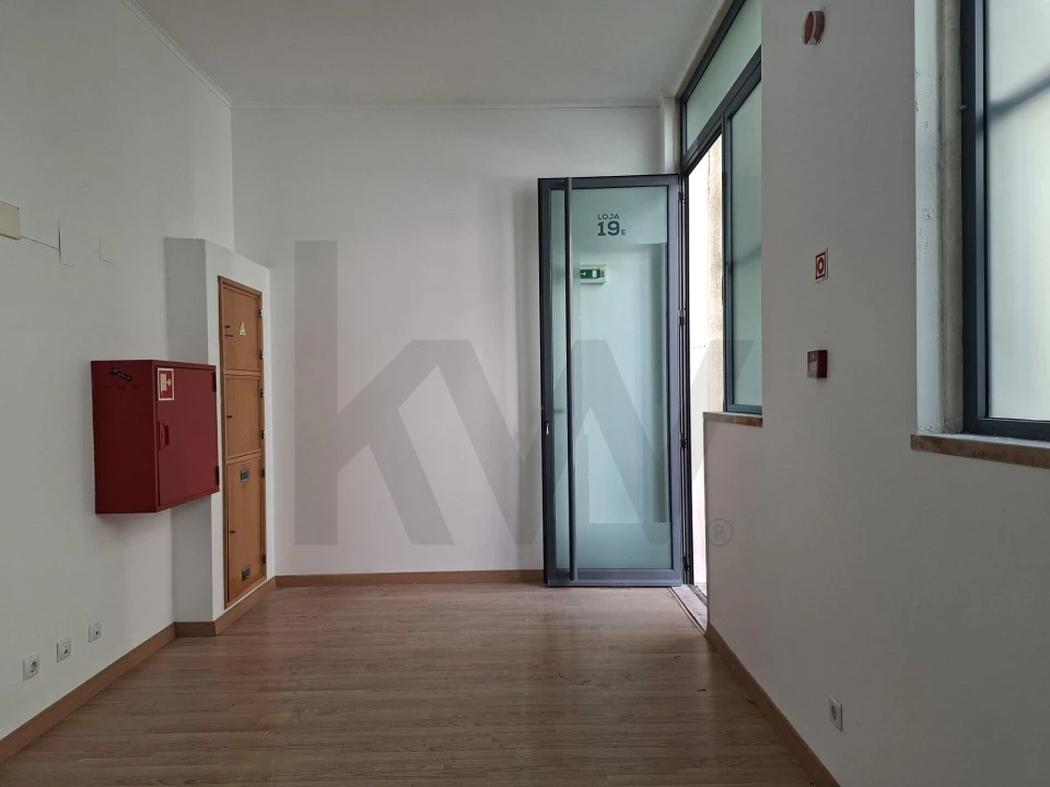 Loja para Venda em Santo António dos Cavaleiros e Frielas Foto 6