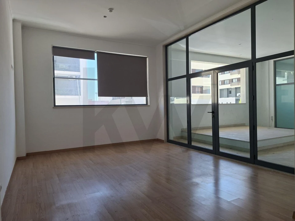 Loja para Venda em Santo António dos Cavaleiros e Frielas Foto 7