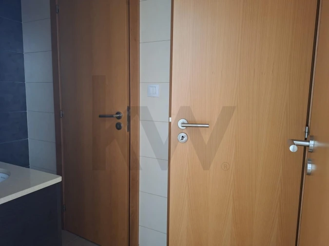 Loja para Venda em Santo António dos Cavaleiros e Frielas Foto 9