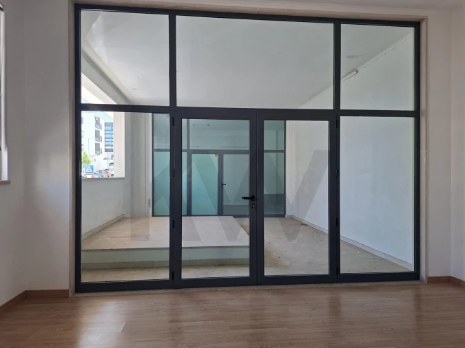 Loja para Venda em Santo António dos Cavaleiros e Frielas Foto 2