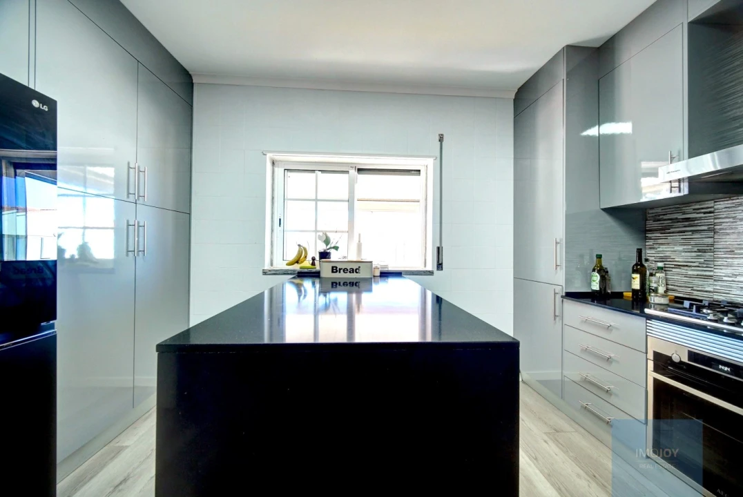 Moradia T4 para Venda em Carvoeira Foto 9