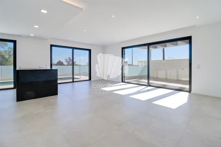 Moradia T4 para Venda em Mexilhoeira Grande Foto 13