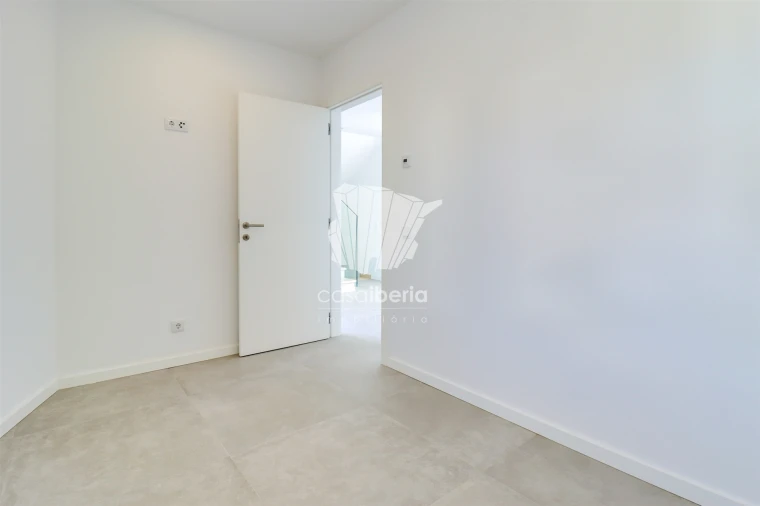 Moradia T4 para Venda em Mexilhoeira Grande Foto 3