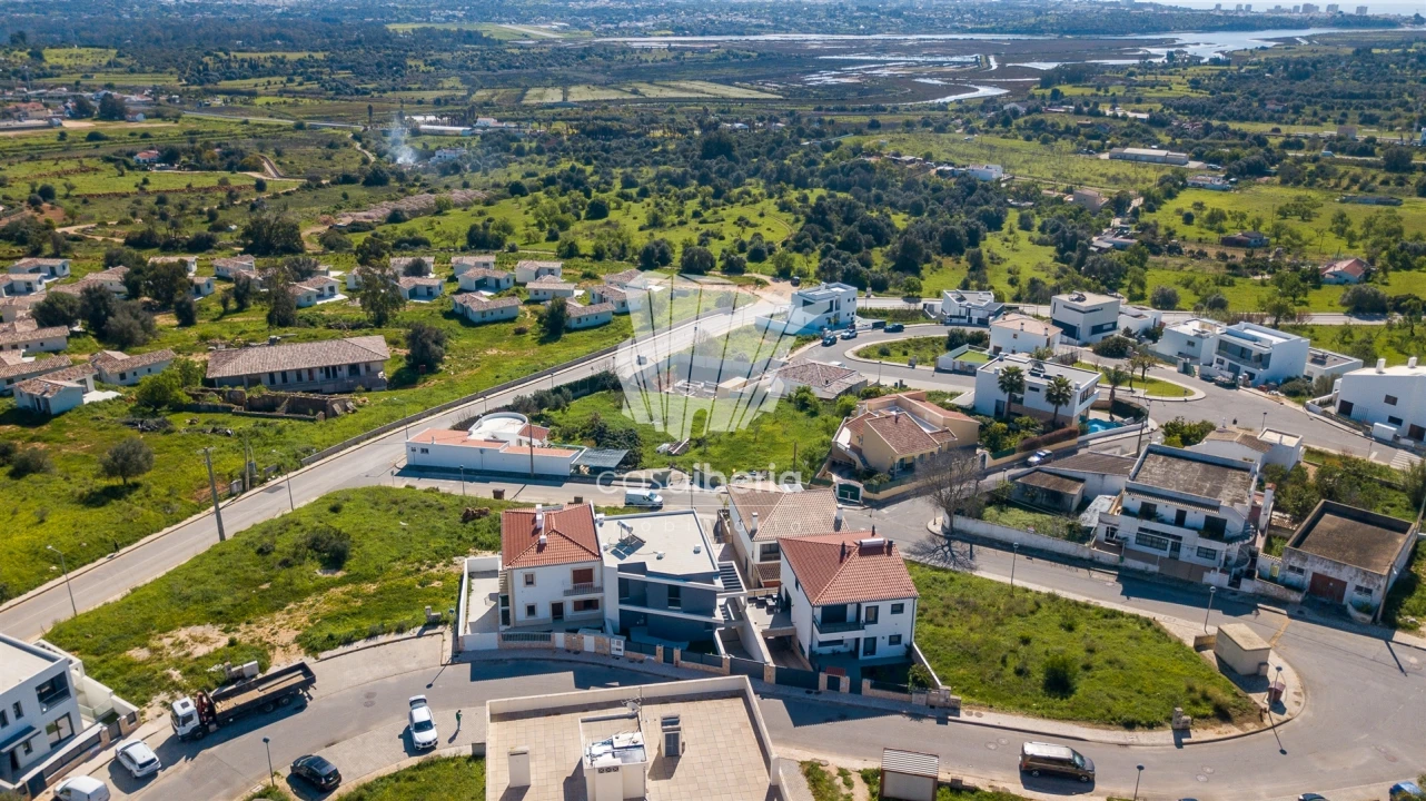 Moradia T4 para Venda em Mexilhoeira Grande Foto 36