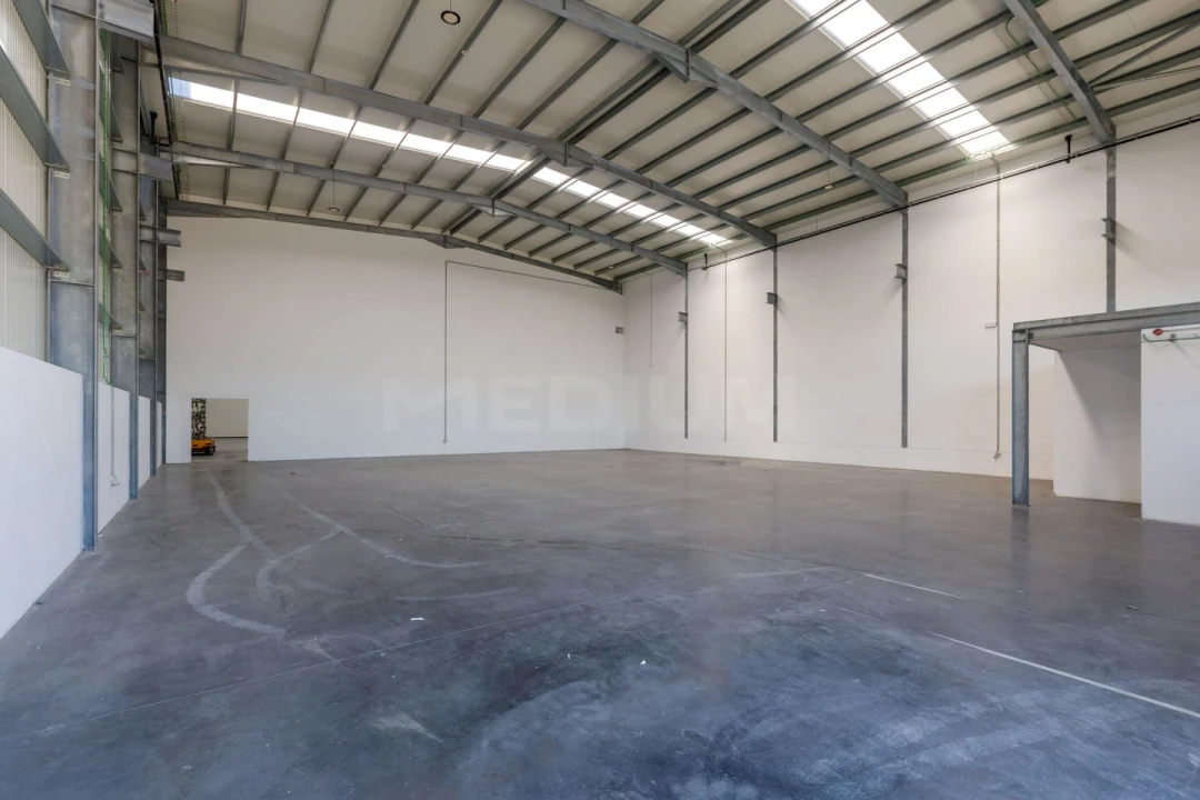 Armazém para Arrendamento em Vilarinho das Cambas Foto 2