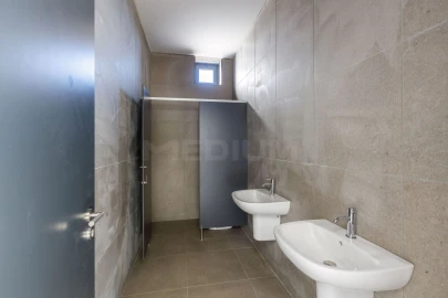 Armazém para Arrendamento em Vilarinho das Cambas