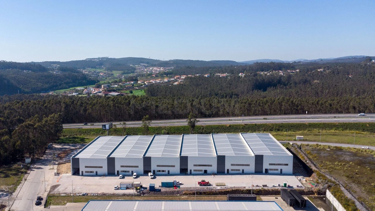 Armazém para Arrendamento em Vilarinho das Cambas Foto 11