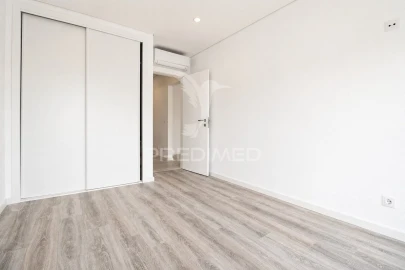 Apartamento T2 para Venda em Charneca de Caparica e Sobreda