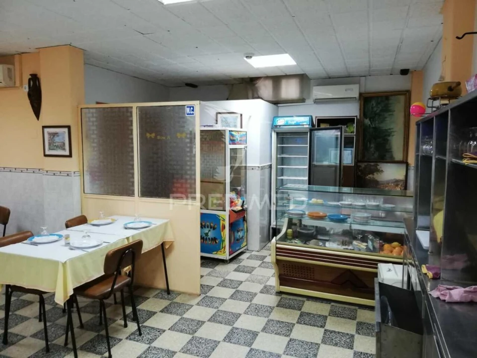 Loja para Trespasse em Santo António dos Cavaleiros e Frielas Foto 8