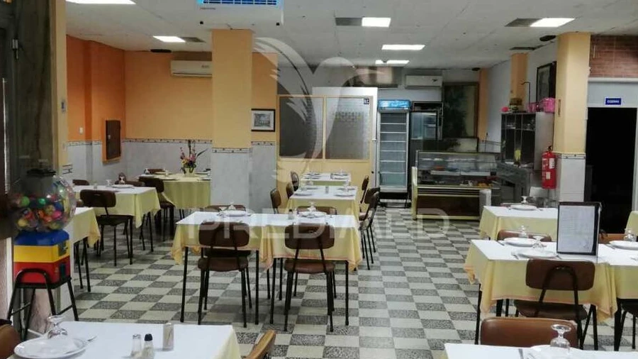 Loja para Trespasse em Santo António dos Cavaleiros e Frielas