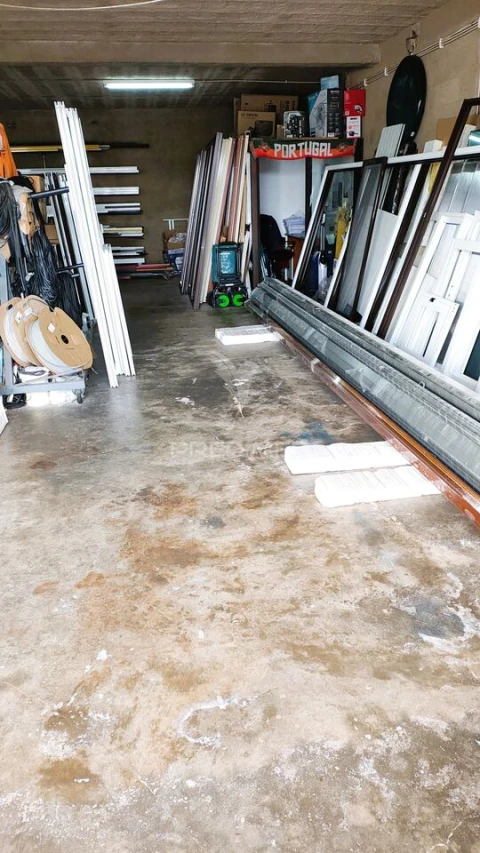 Armazém para Trespasse em Estômbar e Parchal