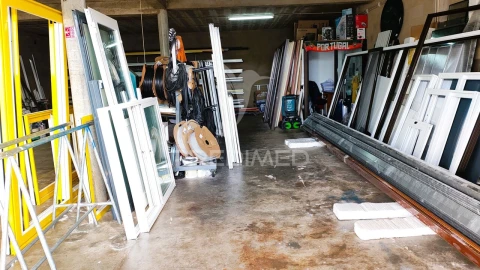 Armazém para Trespasse em Estômbar e Parchal