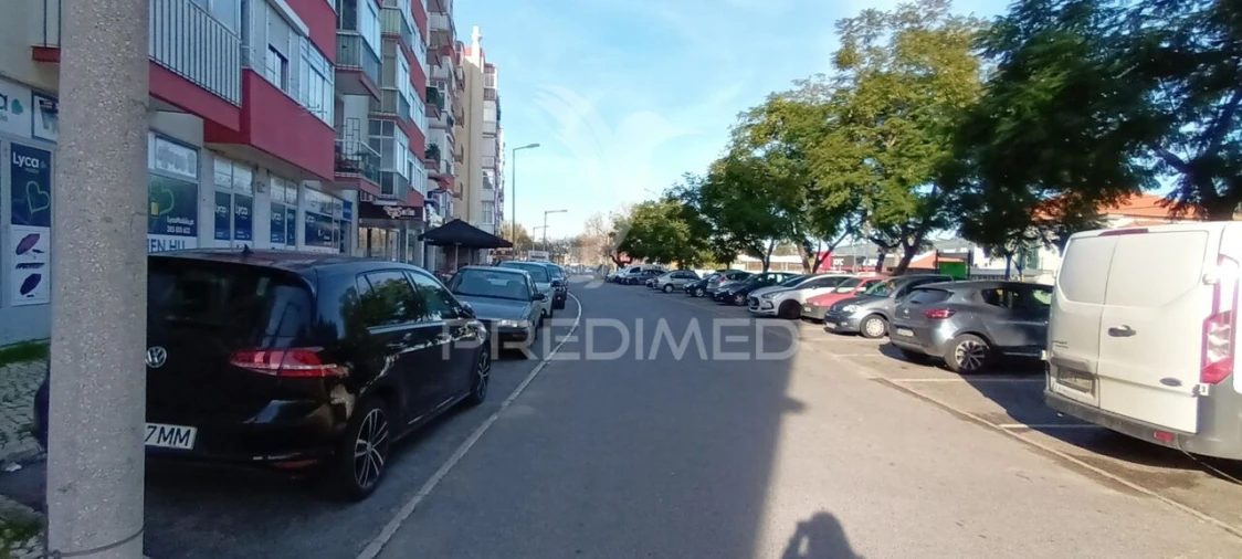 Loja para Trespasse em Santo António dos Cavaleiros e Frielas Foto 14