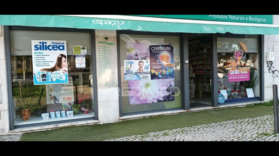 Loja para Trespasse em Santo António dos Cavaleiros e Frielas