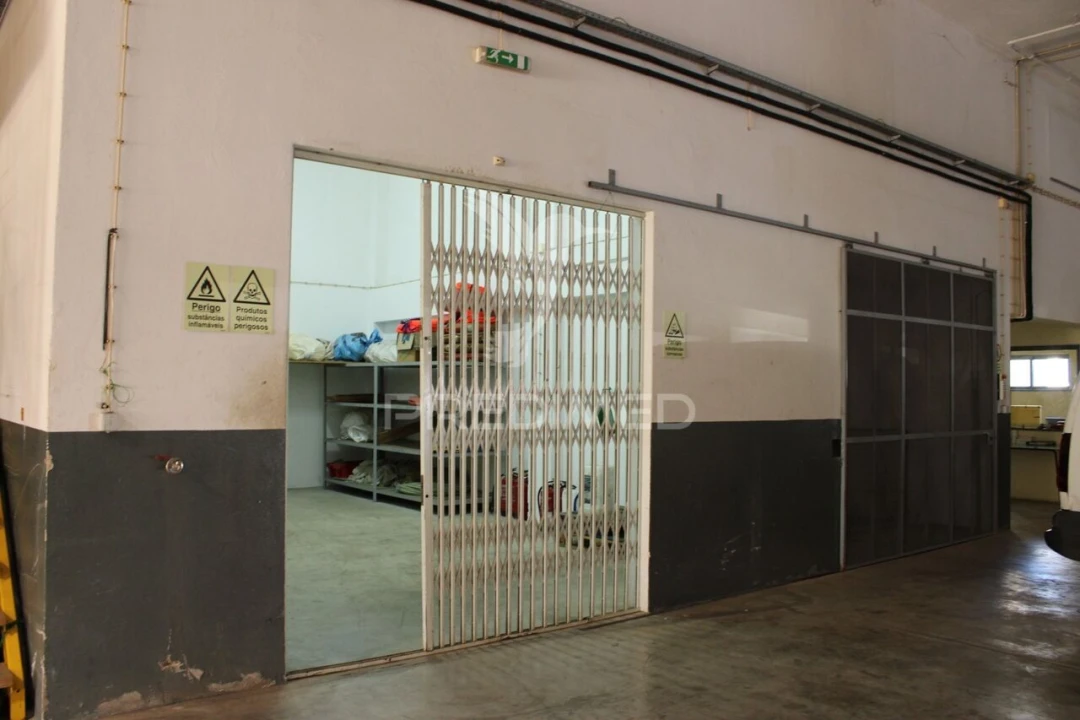 Armazém para Venda em Estômbar e Parchal Foto 17