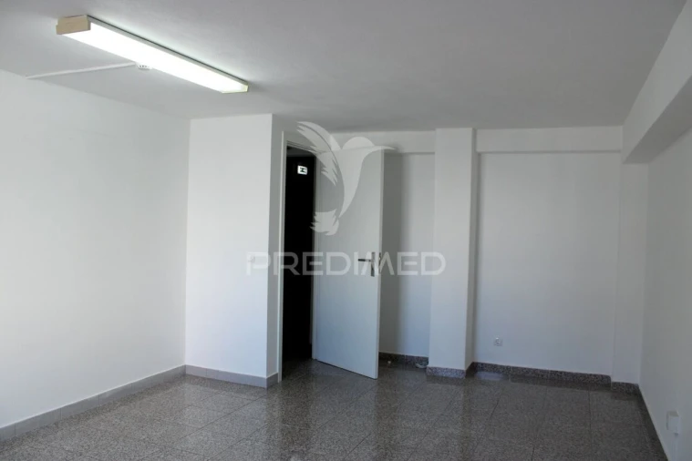 Armazém para Venda em Estômbar e Parchal Foto 32