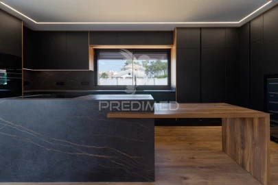 Moradia T5 para Venda em Charneca de Caparica e Sobreda