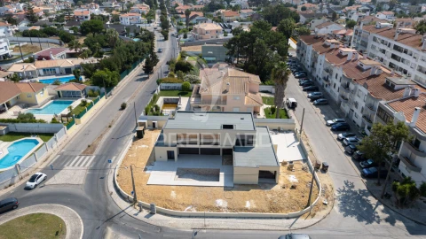 Moradia T5 para Venda em Charneca de Caparica e Sobreda
