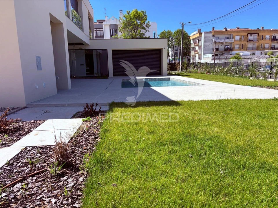 Moradia T5 para Venda em Charneca de Caparica e Sobreda Foto 3