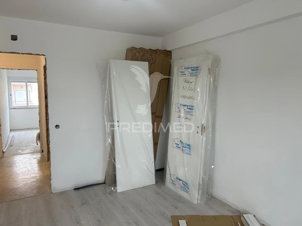 Apartamento T2 para Venda em Carregado e Cadafais Foto 10