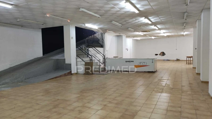 Loja para Venda em Almada, Cova da Piedade, Pragal e Cacilhas Foto 1