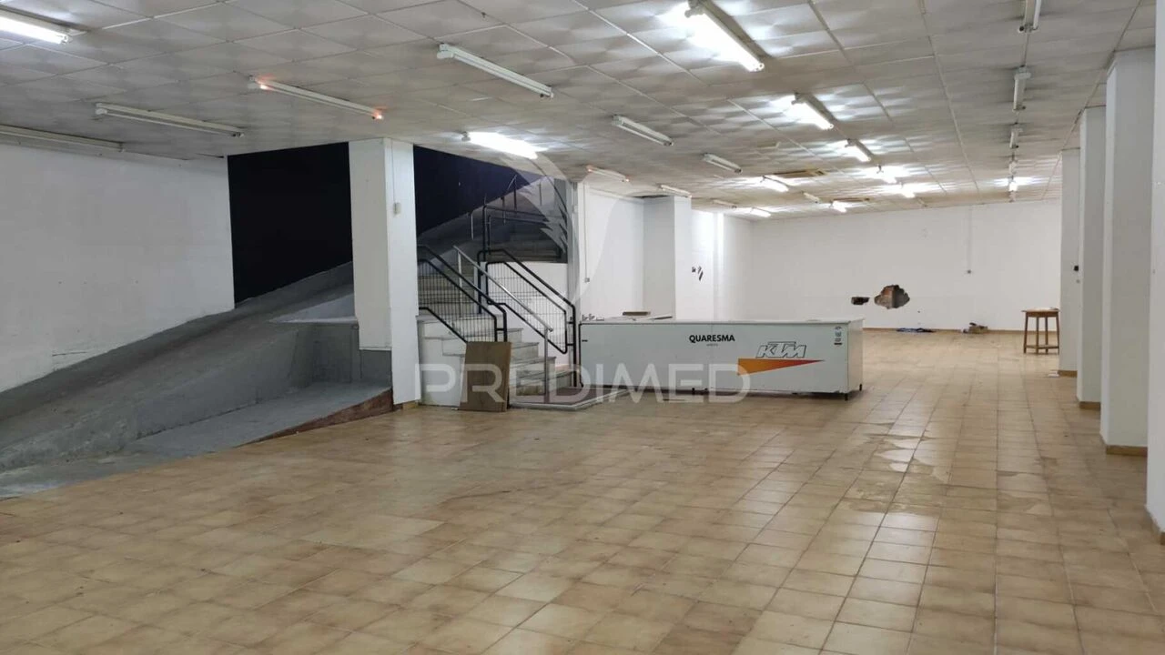 Loja para Venda em Almada, Cova da Piedade, Pragal e Cacilhas Foto 1