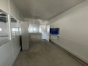 Armazém para Arrendamento em Abrigada e Cabanas de Torres