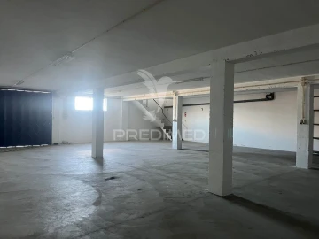 Armazém para Arrendamento em Abrigada e Cabanas de Torres