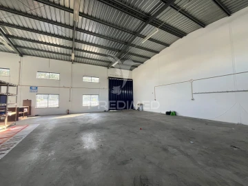 Armazém para Venda em Abrigada e Cabanas de Torres