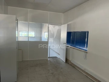 Armazém para Venda em Abrigada e Cabanas de Torres
