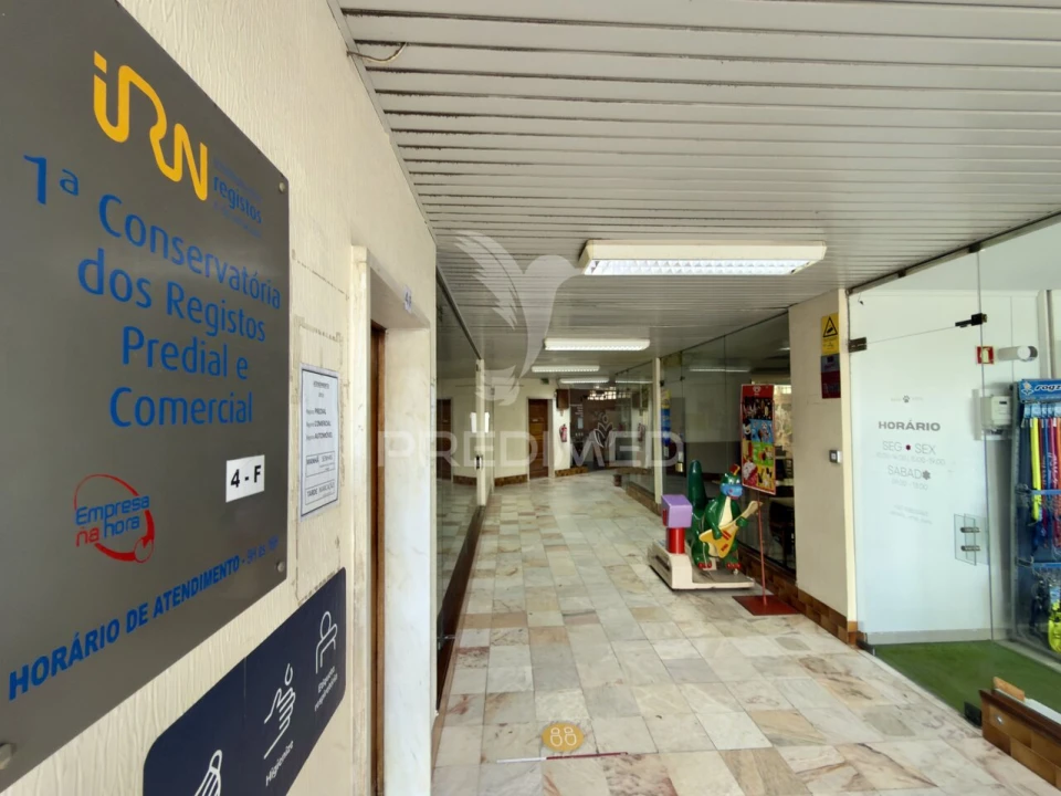 Loja para Venda em Almada, Cova da Piedade, Pragal e Cacilhas Foto 1