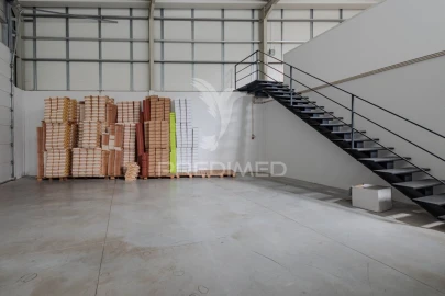 Armazém para Venda em Silvares, Pias, Nogueira e Alvarenga