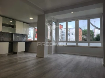 Apartamento T2 para Venda em Oeiras e São Julião da Barra, Paço de Arcos e Caxias