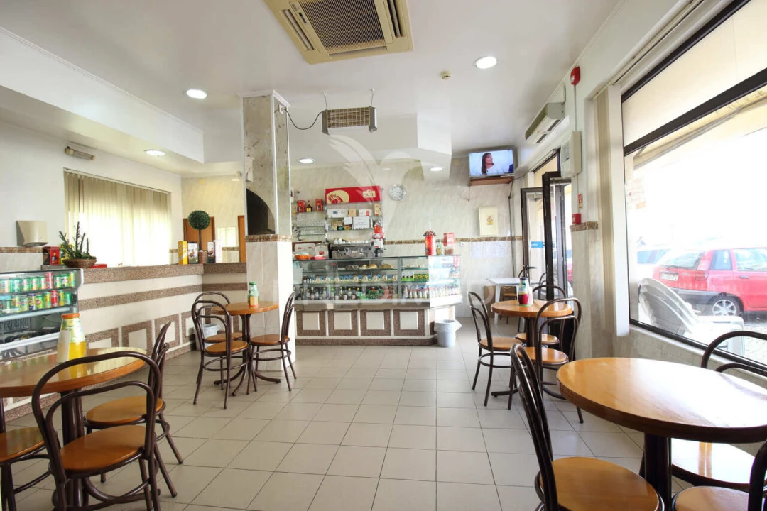 Loja para Venda em Almada, Cova da Piedade, Pragal e Cacilhas Foto 1