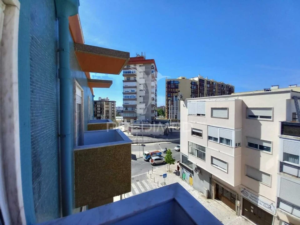 Apartamento T3 para Venda em Almada, Cova da Piedade, Pragal e Cacilhas Foto 5