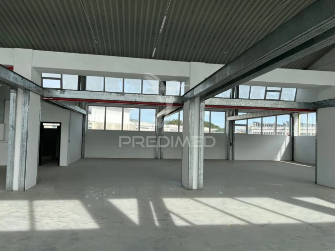 Armazém para Arrendamento em Sacavém e Prior Velho Foto 3