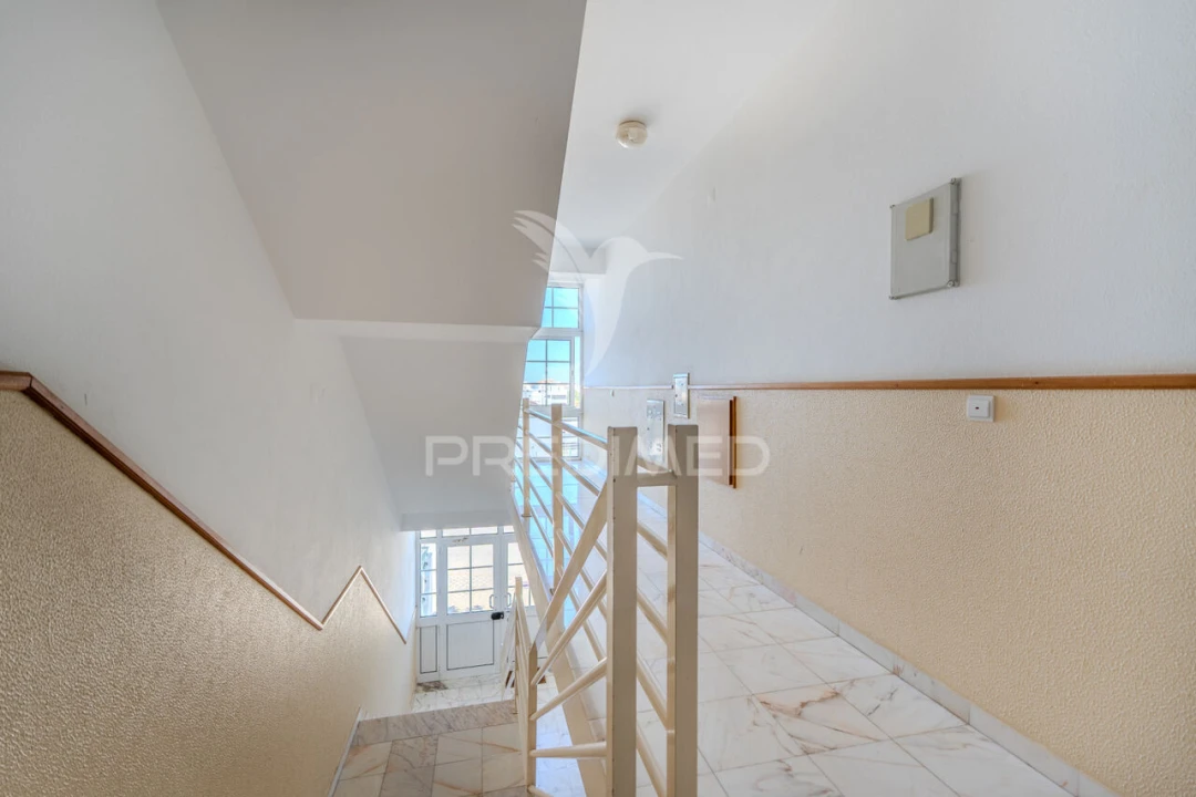 Apartamento T3 para Venda em Estômbar e Parchal Foto 2