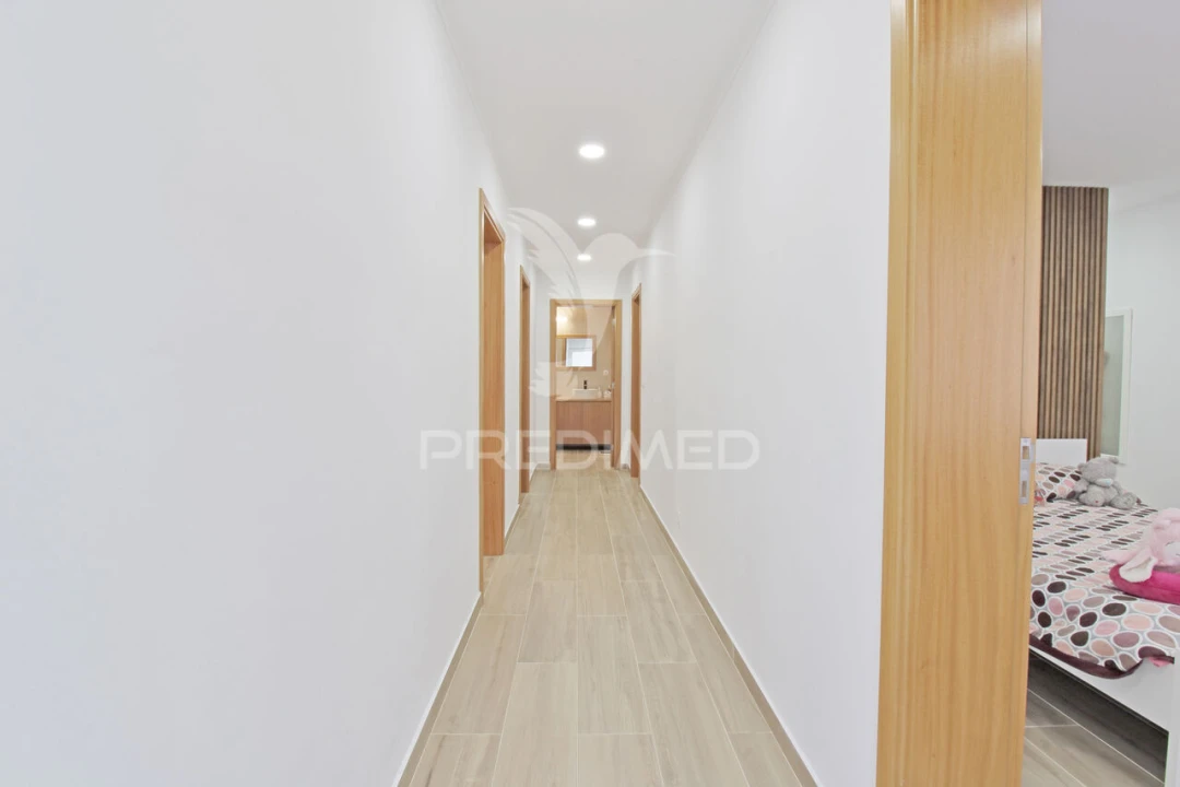 Moradia T4 para Venda em Angra (Santa Luzia) Foto 2