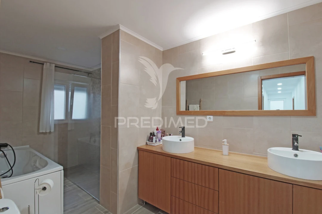 Moradia T4 para Venda em Angra (Santa Luzia) Foto 10