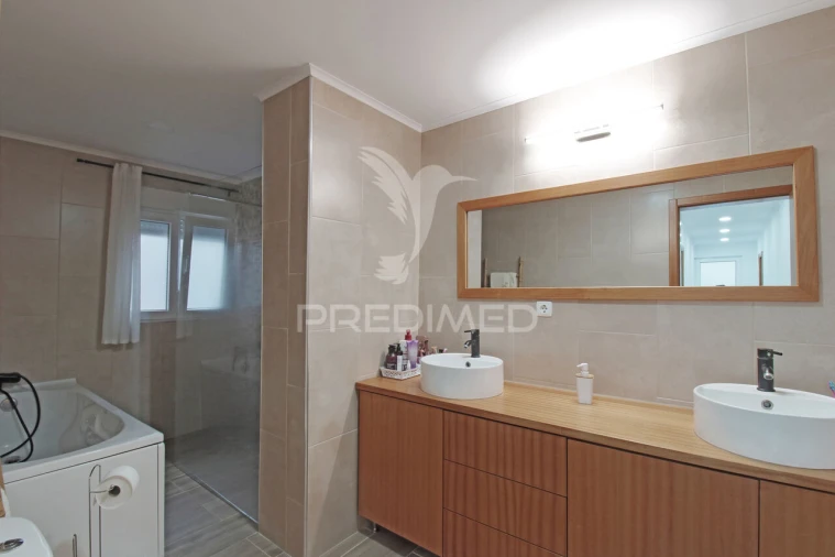 Moradia T4 para Venda em Angra (Santa Luzia) Foto 10