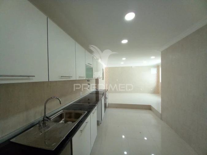 Moradia T5 para Venda em Carcavelos e Parede