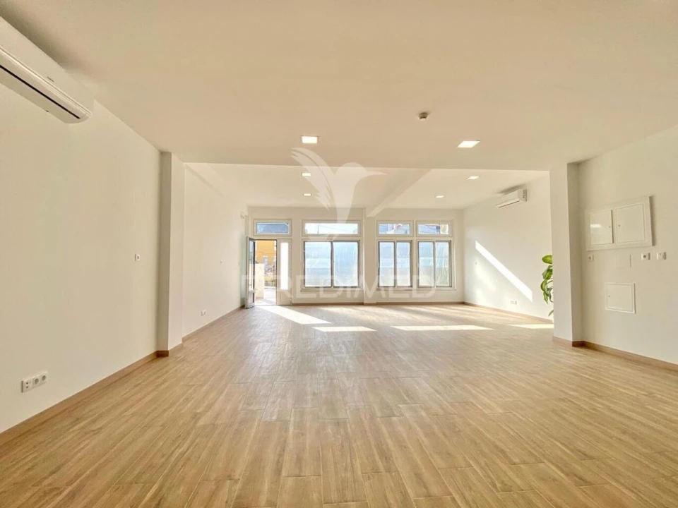 Loja para Venda em Póvoa de Santa Iria e Forte da Casa Foto 1