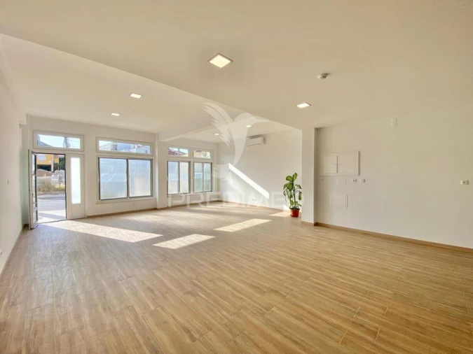 Loja para Venda em Póvoa de Santa Iria e Forte da Casa Foto 2