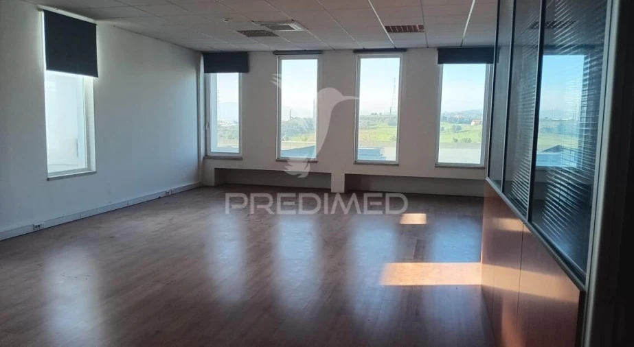 Armazém para Arrendamento em Santo Antão e São Julião do Tojal Foto 4