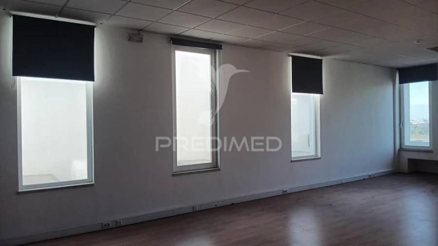 Armazém para Arrendamento em Santo Antão e São Julião do Tojal Foto 5