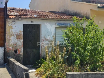 Moradia T2 para Venda em Vila Cova da Lixa e Borba de Godim