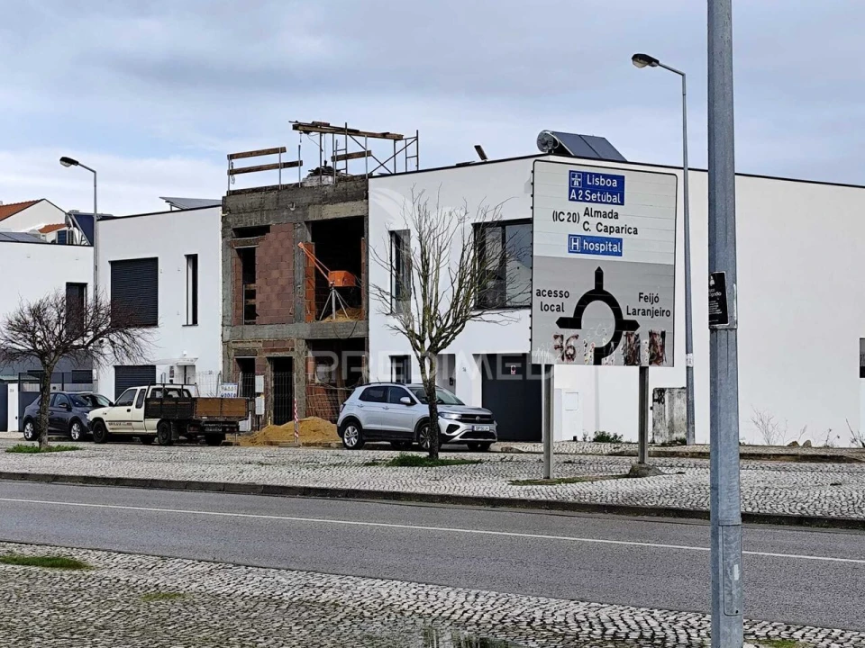 Terreno para Venda em Charneca de Caparica e Sobreda Foto 12