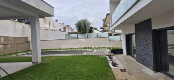 Moradia T4 para Venda em Ferreiros e Gondizalves