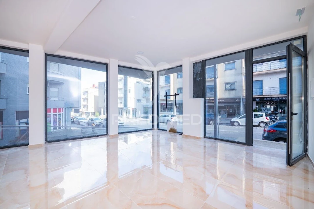 Loja para Venda em Arco de Baúlhe e Vila Nune Foto 1