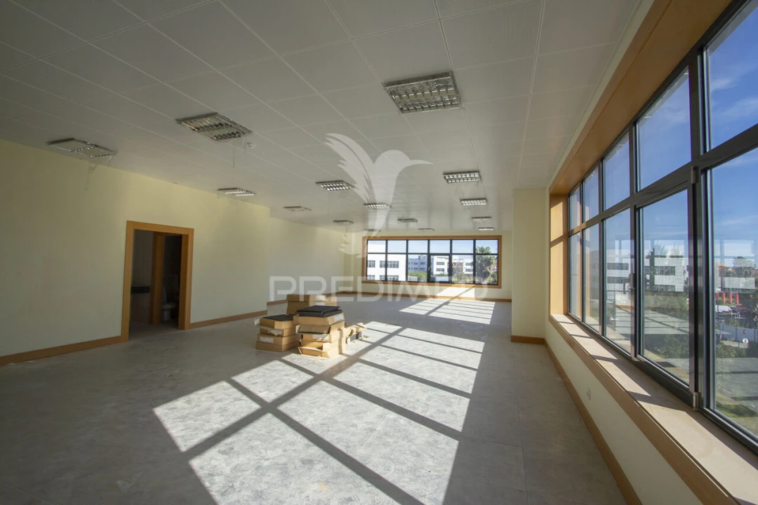 Escritório para Arrendamento em Santa Maria e São Miguel, São Martinho, São Pedro Penaferrim Foto 11